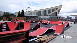 В сквер у «Юности» в Челябинске привезли памп‑трек для экстремалов