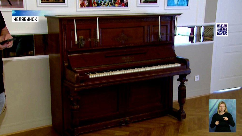 Оперный театр украсили старинные фортепиано