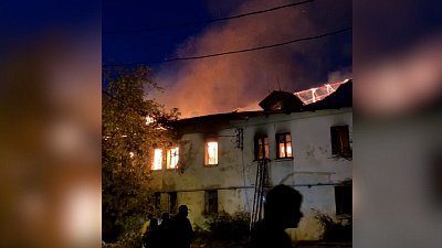 В Челябинске вспыхнул расселенный двухэтажный дом