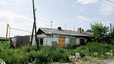 В Челябинске сносят старые аварийные дома на девяти улицах
