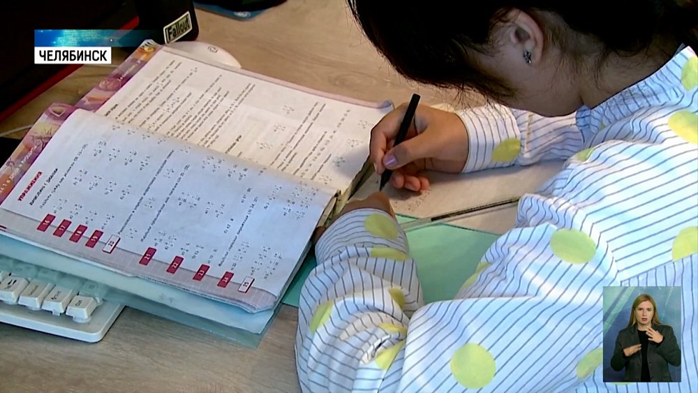 Психологи советуют не помогать детям с уроками