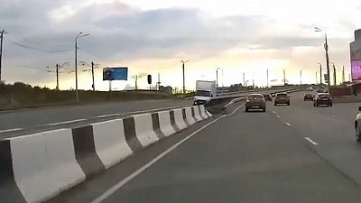 В Челябинске у ГАЗели на ходу отлетело колесо