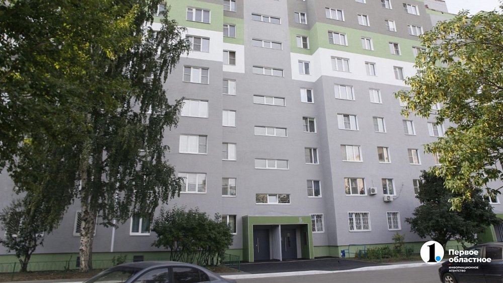 Алексей Текслер осмотрел новый фасад дома в Тракторозаводском районе