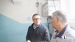 Алексей Текслер осмотрел новый фасад дома в Тракторозаводском районе
