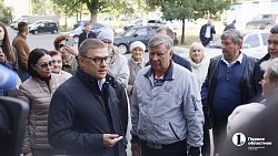 Алексей Текслер осмотрел новый фасад дома в Тракторозаводском районе