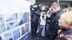 Алексей Текслер осмотрел новый фасад дома в Тракторозаводском районе