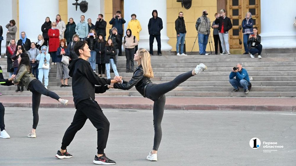 Артисты Челябинского театра оперы и балета показали уличный спектакль в День города