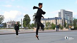 Артисты Челябинского театра оперы и балета показали уличный спектакль в День города