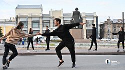 Артисты Челябинского театра оперы и балета показали уличный спектакль в День города