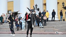 Артисты Челябинского театра оперы и балета показали уличный спектакль в День города