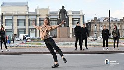Артисты Челябинского театра оперы и балета показали уличный спектакль в День города