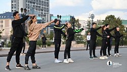 Артисты Челябинского театра оперы и балета показали уличный спектакль в День города