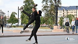 Артисты Челябинского театра оперы и балета показали уличный спектакль в День города
