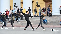 Артисты Челябинского театра оперы и балета показали уличный спектакль в День города