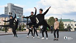 Артисты Челябинского театра оперы и балета показали уличный спектакль в День города