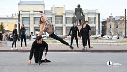 Артисты Челябинского театра оперы и балета показали уличный спектакль в День города