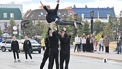 Артисты Челябинского театра оперы и балета показали уличный спектакль в День города