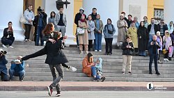 Артисты Челябинского театра оперы и балета показали уличный спектакль в День города