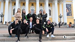 Артисты Челябинского театра оперы и балета показали уличный спектакль в День города