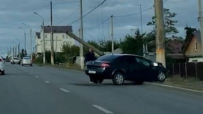 В Магнитогорске легковой автомобиль врезался в столб