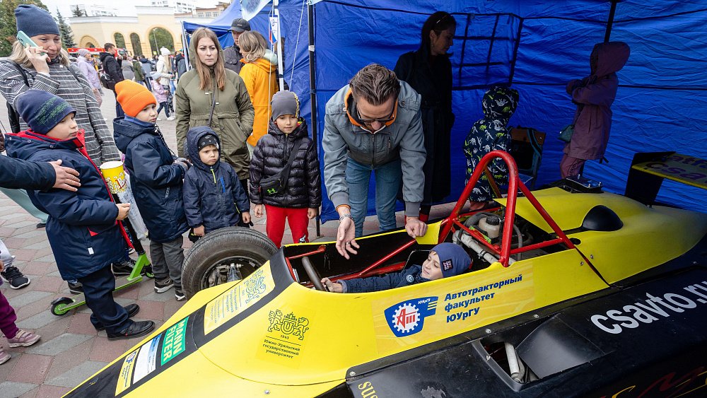 Челябинские школьники посидели за рулем гоночного болида