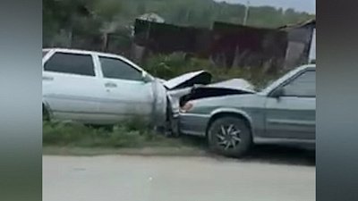 В Златоусте на пустой дороге столкнулись две отечественные легковушки