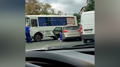 В Челябинске маршрутное такси столкнулось с легковым автомобилем