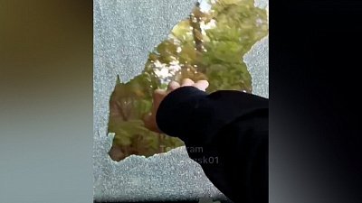 В Челябинске пассажиры сняли на видео разбитое окно в маршрутке
