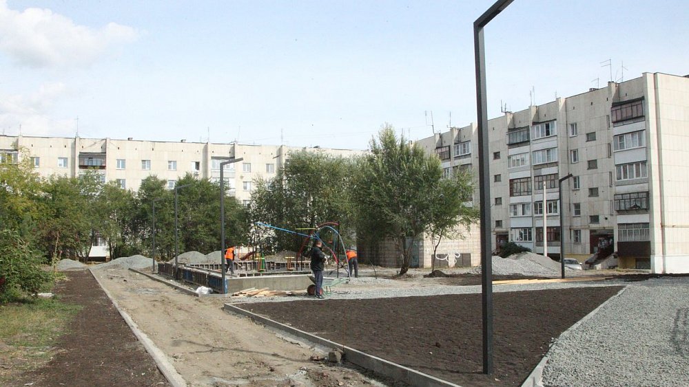 Сезон благоустройства завершается в челябинском поселке Новосинеглазово