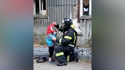 В Челябинске семью эвакуировали из горящего дома