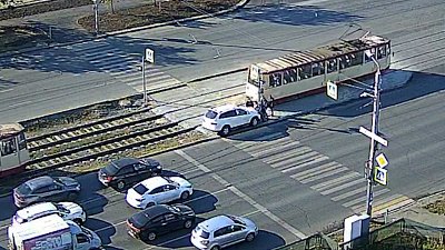 В Челябинске водитель кроссовера на 20 минут остановил движение трамваев