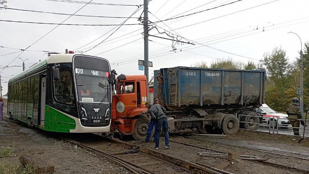 В Челябинске КамАЗ протаранил новый трамвай