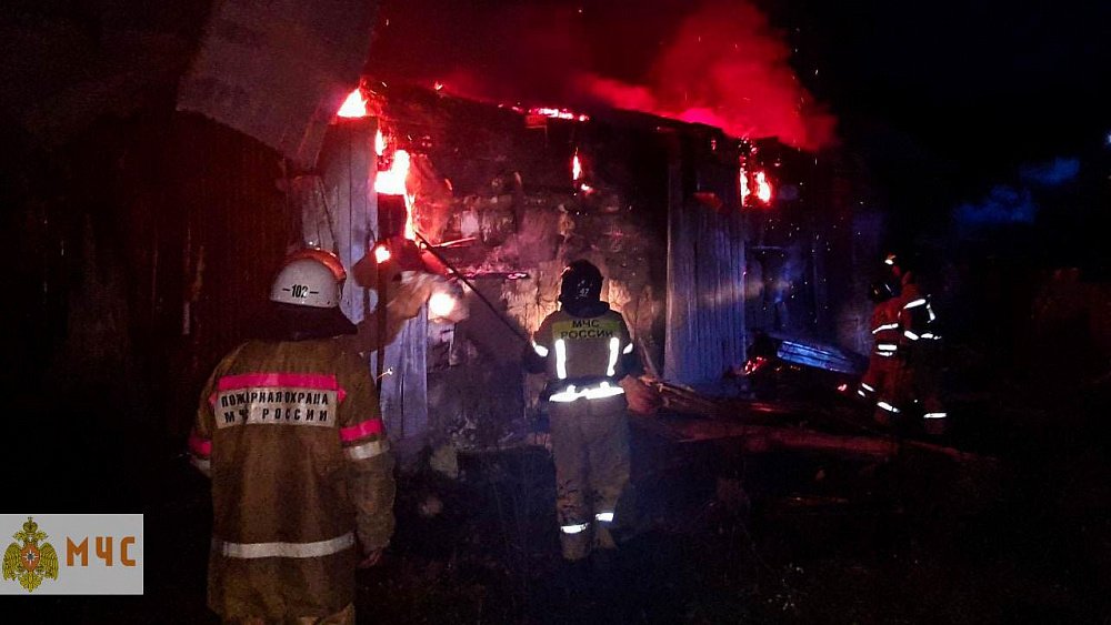 В поселке под Миассом из‑за непотушенной сигареты загорелась баня