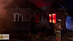 В поселке под Миассом из‑за непотушенной сигареты загорелась баня