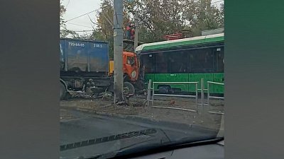 В Челябинске столкнулись мусоровоз и трамвай