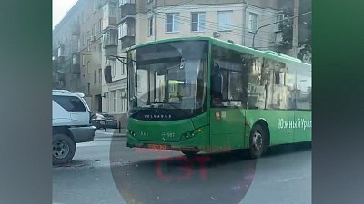 Автобус и легковой автомобиль столкнулись в Челябинске