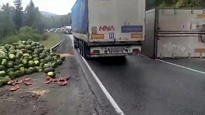 Под Златоустом перевернулась фура с арбузами