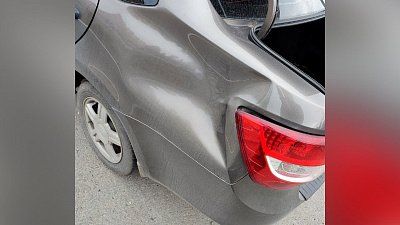 В Копейске неизвестный напал на припаркованную машину