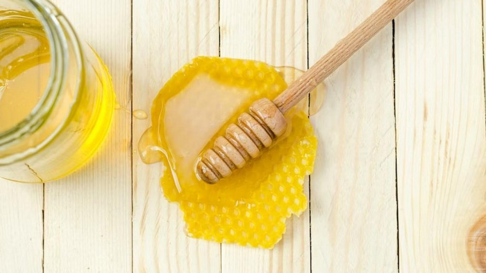 Очистить кишечник можно медовой водой