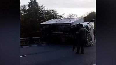 В Челябинской области на трассе М-5 перевернулся грузовик