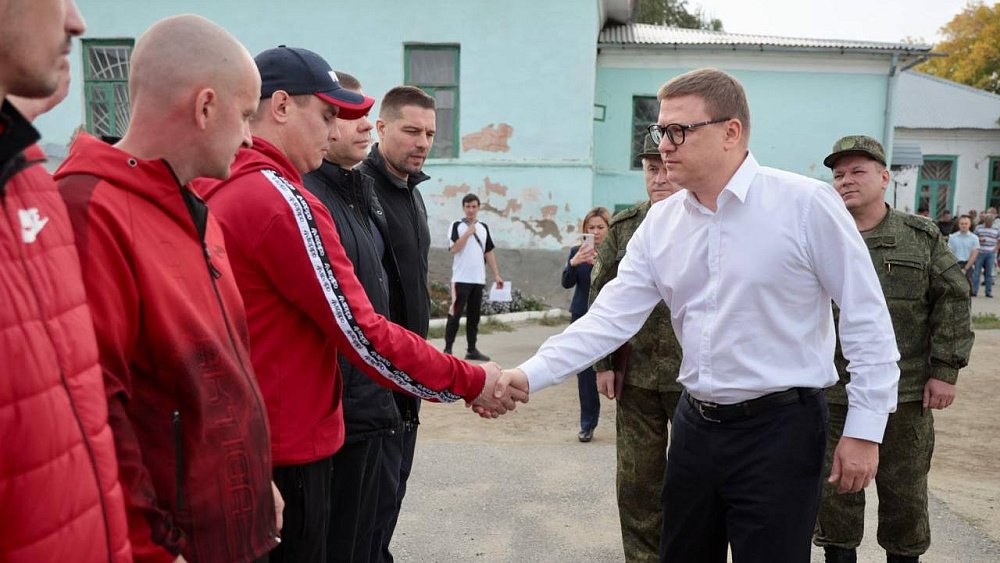 Губернатор Челябинской области посетил военкомат во время рабочей поездки в Троицк