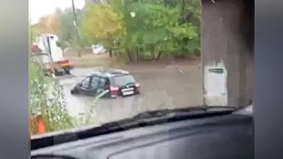В Челябинске плывущие по дороге машины попали на видео