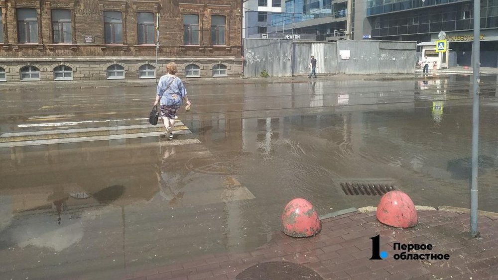 В Челябинске восемь участков дорог подтопило из‑за засорившихся ливневок