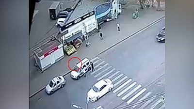 В Челябинске такси протащило пассажирку по дороге