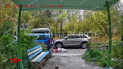 В Златоусте автомобиль сбил пенсионерку во дворе дома