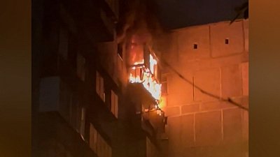 Пожар охватил многоэтажку в Магнитогорске