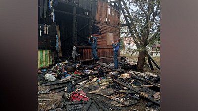 Двухэтажный деревянный барак загорелся в Копейске