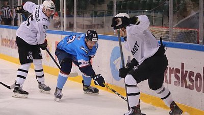 Хоккейный клуб «Челмет» упустил победу в матче с красноярским «Соколом» в чемпионате ВХЛ