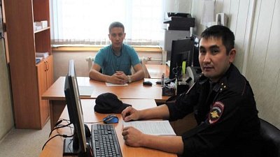 В Челябинской области полицейские спасли запертую в квартире бабушку с инсультом