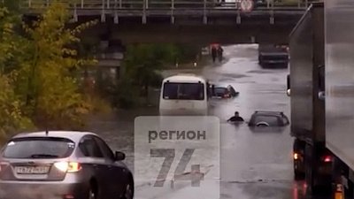 В Челябинске несколько автомобилей утонули в глубокой луже